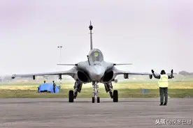 印度出现第一位“阵风”战机女飞行员，颜值挺高，她会是花瓶吗？图片