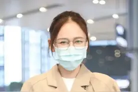陈乔恩恋爱后心情大好，一身卡其色服装现身，戴口罩都遮不住笑意图片