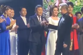 阎维文有接班人了？台上主动将话筒递给刘大成，后者难掩激动图片