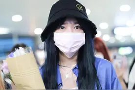 女星程潇机场获粉丝围观送花人气高，装扮清新秀蜂腰美腿气质佳图片