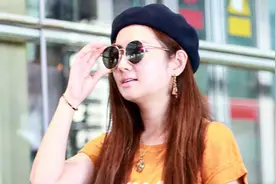 Selina任家萱从不掩藏微胖身材，穿橙色T恤配直筒裤，有肉更耐看图片