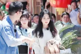赵丽颖久违录《中餐厅4》，穿卫衣配卷发，80斤搬箱子好绝一女的图片