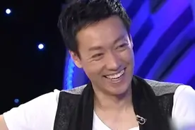 娶同班同学，“怕”了妻子26年，辛柏青今被妻子“调教”成这样图片