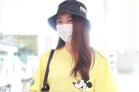 街拍：黄梦莹穿黄T恤配时尚短靴搭渔夫帽，尽显清爽迷人图片