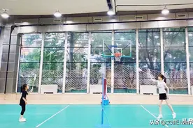 8岁甜馨穿衣比李小璐还前卫，穿黑色健美裤打球，这竹竿腿看服我图片