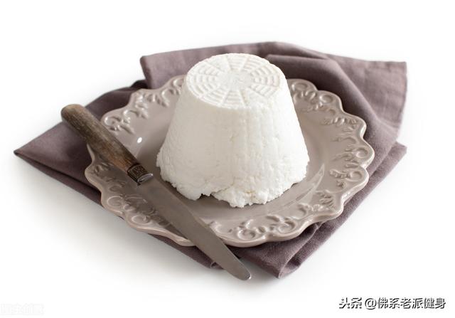 乳清蛋白与酪蛋白之争，哪一种蛋白粉更适合力量与肌肉的生长