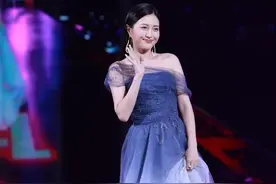 包文婧真像个小女孩，穿一身公主裙太灵动，一看就有高级感图片