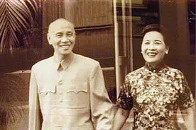 宋美龄跟诗丽吉罕见同框，旗袍皇后风姿绰约，手腕上的配饰却输了图片