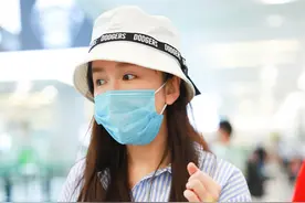 娄艺潇对粉丝超贴心，各种手势问好，真的好有少女感图片