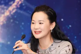 咏梅的颜值被低估了，50岁烫木马卷扎公主头，穿束腰长裙像少女图片