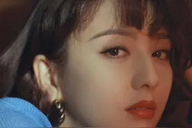 佟丽娅穿露背蓝色长裙，化身80年代丽人，梳精致卷发优雅迷人图片