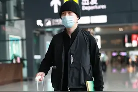 马伯骞夏天戴毛线帽反季节穿衣玩的溜 豹纹短裤配长筒袜造型前卫图片