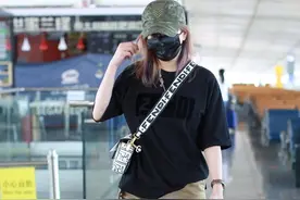 赵薇黑色T恤搭配米色工装裤斜跨手袋帅气休闲图片