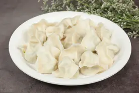 包茄子饺子，调馅时这一步不能少，茄子鲜嫩又入味，不变色不出水图片