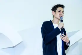 好恩爱！媒体拍钟汉良和妻子露面，女方穿着低调对他亦步亦趋图片