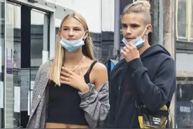 贝克汉姆二儿子出街秀恩爱，女友身材高挑似超模，罗密欧眼光真好图片