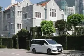 参观郭晶晶在香港的豪宅，一家人住独栋别墅，院子有白玉狮子雕像图片