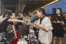 浙江妹子摆地摊创业，卖“小乌龟”月入过万，背后3个技巧很重要图片