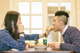 小说：暗恋校草不敢表白，一天她进教室听他哥们说：你媳妇来了图片