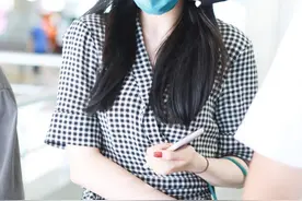 迪丽热巴穿搭黑白格纹连衣裙包裹严实很神秘，大妈包很有违和感图片