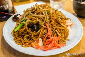 炒面直接下锅，难怪又坨又黏。巧用食用油，面条劲道爽滑不粘锅图片
