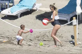 莫拉塔携孕妻海滩度假，一家人其乐融融，妻子小肚凸起图片