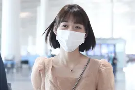 段奥娟现身机场，剪短发清纯可人，杏色纱裙元气十足图片