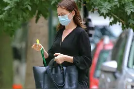 38岁安妮海瑟薇外出，大腿粗了一大圈，网友：明星都不胖脸吗？图片