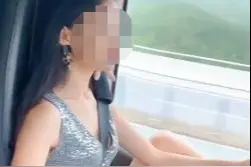 女子单手驾脚开重卡，还拍抖音炫耀，交警一查她悲剧了图片