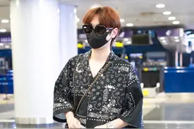 汪苏泷现身机场，印花衬衣赶时尚，歌曲陪伴一代人图片