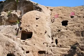 京北深山里有座神秘的古村落，绝壁凿出豪宅，室内还有火炕图片