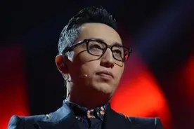 华少现身飞天奖，从浙江名嘴到惹怒张家辉，他的状态令人担忧图片