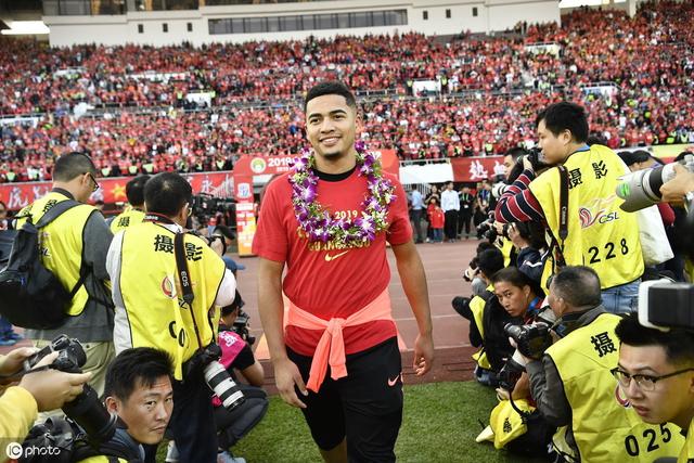 广州恒大赛后庆典现场，卡纳瓦罗西装亮相，全队登领奖台狂欢