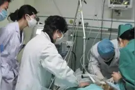 注意：8岁女孩因头晕送医不治身亡，尸检后家长痛哭：是我害了她图片