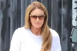 卡戴珊变性老爸现身街头遛狗，70岁素颜脸好僵，穿短裤膝盖好臃肿图片