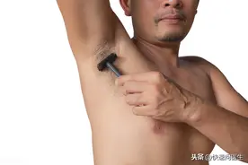 男子的腋下奇痒无比，医生竟然夹出来20只阴虱，哪来的图片