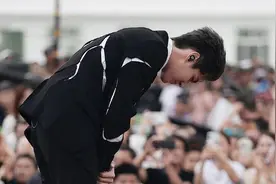 吴亦凡做公益，抗洪战士因“挡路”，结果被保安一把推开图片