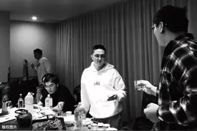 酒桌上一语引起众怒，众人纷纷离席，这样的大哥不可与之来往图片