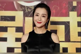 李依晓换了短发更气质，穿黑色连衣裙高贵大气，下半身半透好吸睛图片