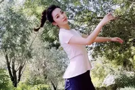 李思思户外跑步真会穿，纯色T恤搭无痕裤，随意摆拍凹出曼妙身材图片