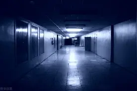 比走廊尽头站着一位白衣女子，更加可怕的场景（胆小勿入）图片