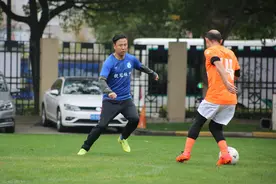 前国脚申思、祁宏踢友谊赛，身材保持很好，风采依旧图片