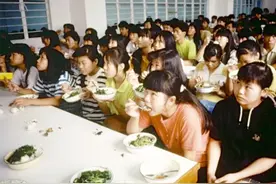 90年代飘在深圳的农民工：发财者极少如今都年迈，图9年轻发廊妹图片