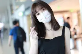 街拍：柳岩一袭黑色现身机场，时尚造型尽显温婉气质图片