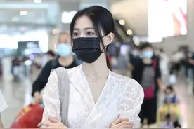 街拍：徐璐穿蕾丝白衣配牛仔裤搭休闲鞋，尽显靓丽俏皮图片