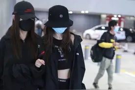 angelababy和闺蜜挽手现身，原来她的身材比例这么差图片