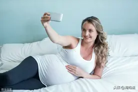 孕期看手机对宝宝危害多，宝宝畸形长胎记，是真相还是谣传？图片