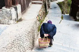 农村俗语：龟背蛇腰不可交，瞟眼看人不用刀，啥意思呢？答案来了图片