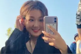 李静17岁女儿现身音乐节 瘦身成功颜值倍增 笑起来神似赵露思图片