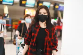 酷甜女孩李兰迪穿红色格子衫搭热裤现身机场，玉腿抢镜图片
